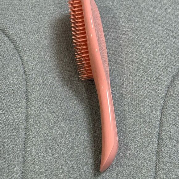 Tangle Teezer Ultimate Detangler Hairbrush. Peach - Picture 4 of 5